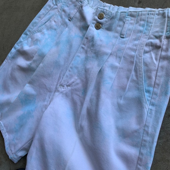 80s High Waisted Pleated Denim Shorts - image 6