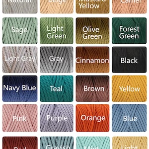 Puede incluir: Una carta de colores con varios tonos de cord&oacute;n de macram&eacute;. Los colores incluyen natural, beige, amarillo mostaza, camello, salvia, verde claro, verde oliva, verde bosque, gris claro, gris, canela, negro, azul marino, turquesa, marr&oacute;n, amarillo, rosa, morado, naranja, azul, rojo, azul gris&aacute;ceo, verde menta y amarillo claro.