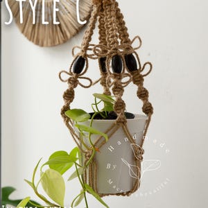 Handcrafted jute macramé plant hanger (Style C) with carved wooden beads and bow knots suspending a white 5.9″×5.1″ pot of trailing philodendron—boho indoor hanging planter, 19.6″/50 cm length.