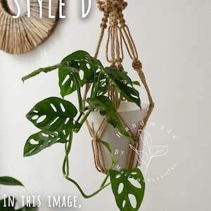 Handmade jute macramé plant hanger (Style D) with braided loop and scrunch-knot detailing suspending a white ceramic pot (5.9″×5.1″) filled with trailing Swiss cheese vine—boho-chic indoor hanging planter, 19.6″/50 cm long.