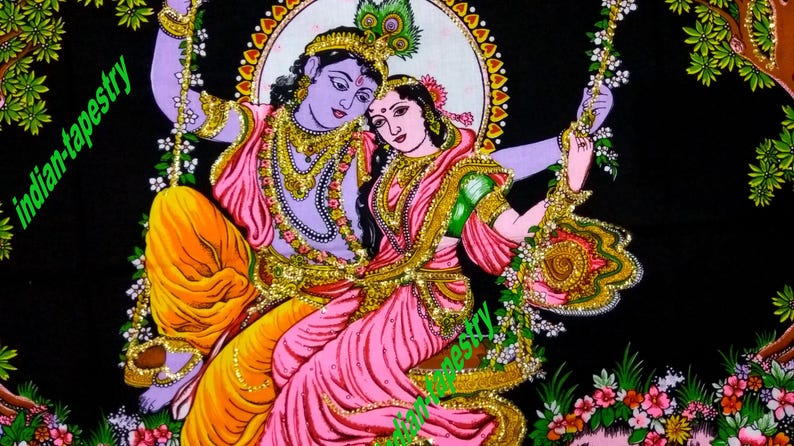 K&ouml;nnte beinhalten: Eine farbenfrohe Wandteppich, die ein Paar auf einer Schaukel zeigt. Der Mann ist blau mit goldenen Akzenten und die Frau tr&auml;gt ein rosa und gr&uuml;nes Kleid. Der Hintergrund ist schwarz mit floralen Akzenten.