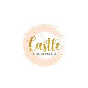 Może przedstawiać: Logo Castle Concepts Co. zawiera złoty brokatowy tekst wewnątrz jasnor&oacute;żowego okręgu ze złotymi plamkami. Tekst brzmi "Castle" nad "CONCEPTS CO."