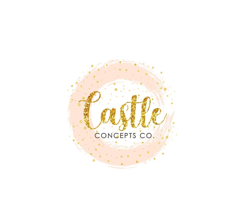 Może przedstawiać: Logo Castle Concepts Co. zawiera złoty brokatowy tekst wewnątrz jasnor&oacute;żowego okręgu ze złotymi plamkami. Tekst brzmi "Castle" nad "CONCEPTS CO."
