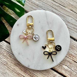 Chaveiro com Laço e Inicial | Chaveiro fofo com laço | Chaveiro com Pingente de Inicial | Pingente fofo para Bolsa | Chaveiro com Estética Coquette | Presente Feminino