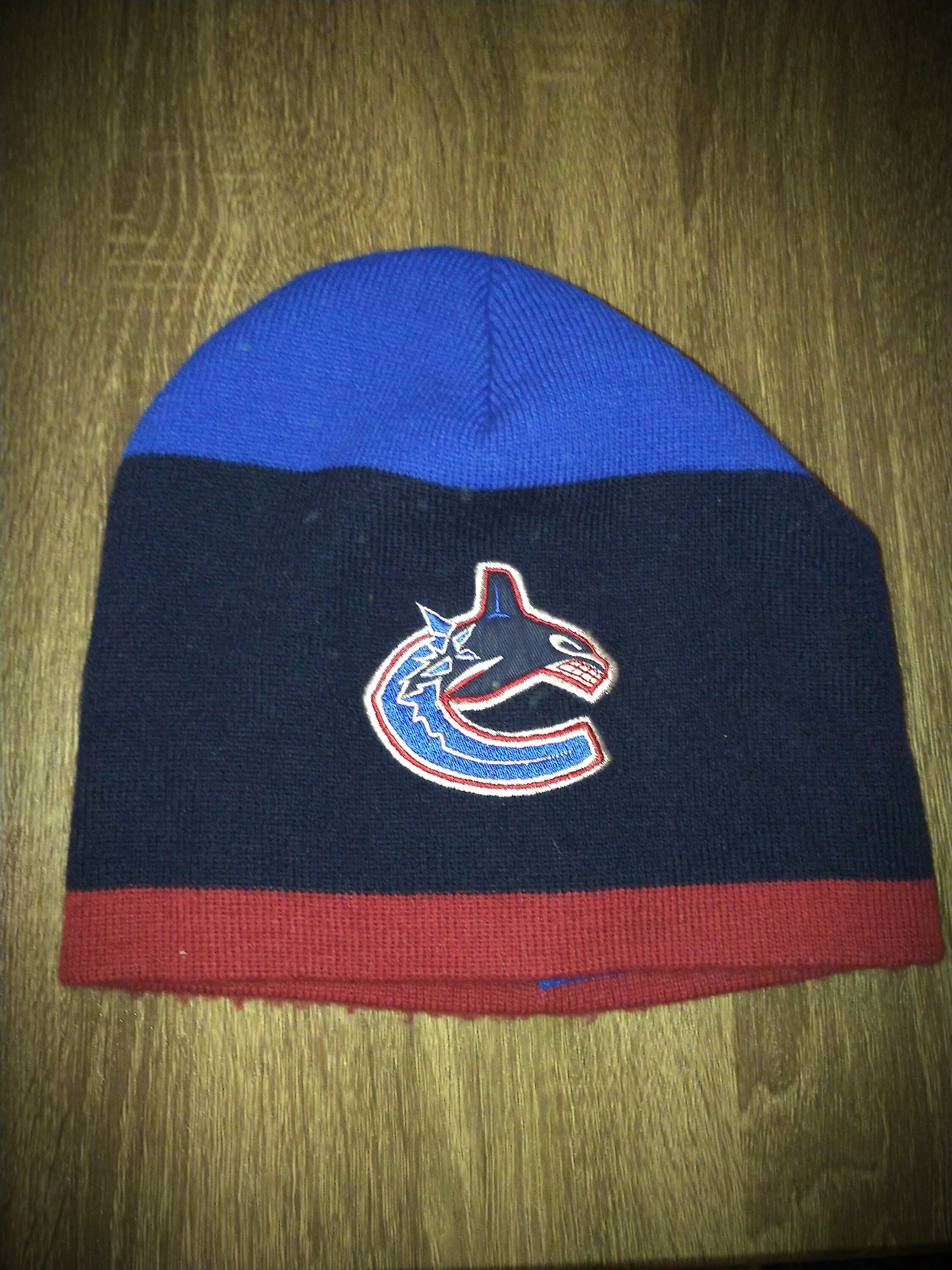 canucks toques