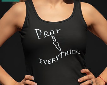 Może przedstawiać: Czarny top na ramiączkach z nadrukiem "Pray Above Everything" w kolorze białym.