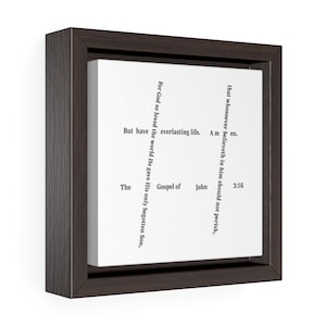 Puede incluir: Una impresión en lienzo blanco con un diseño de texto en blanco y negro. El texto dice "Porque tanto amó Dios al mundo, que dio a su Hijo unigénito, para que todo aquel que en él cree, no se pierda, mas tenga vida eterna. Evangelio de Juan 3:16".