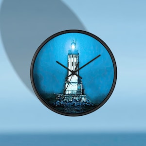 Puede incluir: Un reloj negro con un faro blanco sobre un fondo azul. Las manecillas del reloj son negras y el faro tiene una luz en la parte superior.