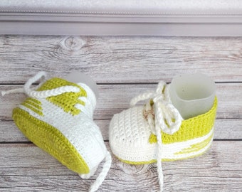 Crochet baby  genderless  shoes. White and green cotton sneakers. Size 9cm. Beautiful booties for newborn.