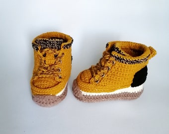 Baby work boots for baby. Crochetted cotton booties. Size 10cm. Brown shoes for newborn baby. Crochet baby sneakers.