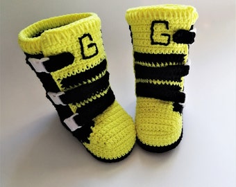 Bottes de motocross pour bébé. Bottes jaunes en coton au crochet pour moto. Bottes hautes de motard. Taille 10 cm. Chaussures de course pour bébé. Bottes de vélo pour nouveau-né.