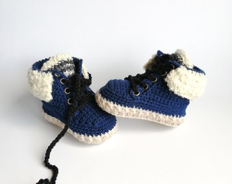 Crochetez des bottines en coton pour bébé. Baskets pour nouveau-né. Taille 10 cm. Bottes de travail pour bébé. Magnifiques chaussons pour bébé. Chaussons bébé en tricot.
