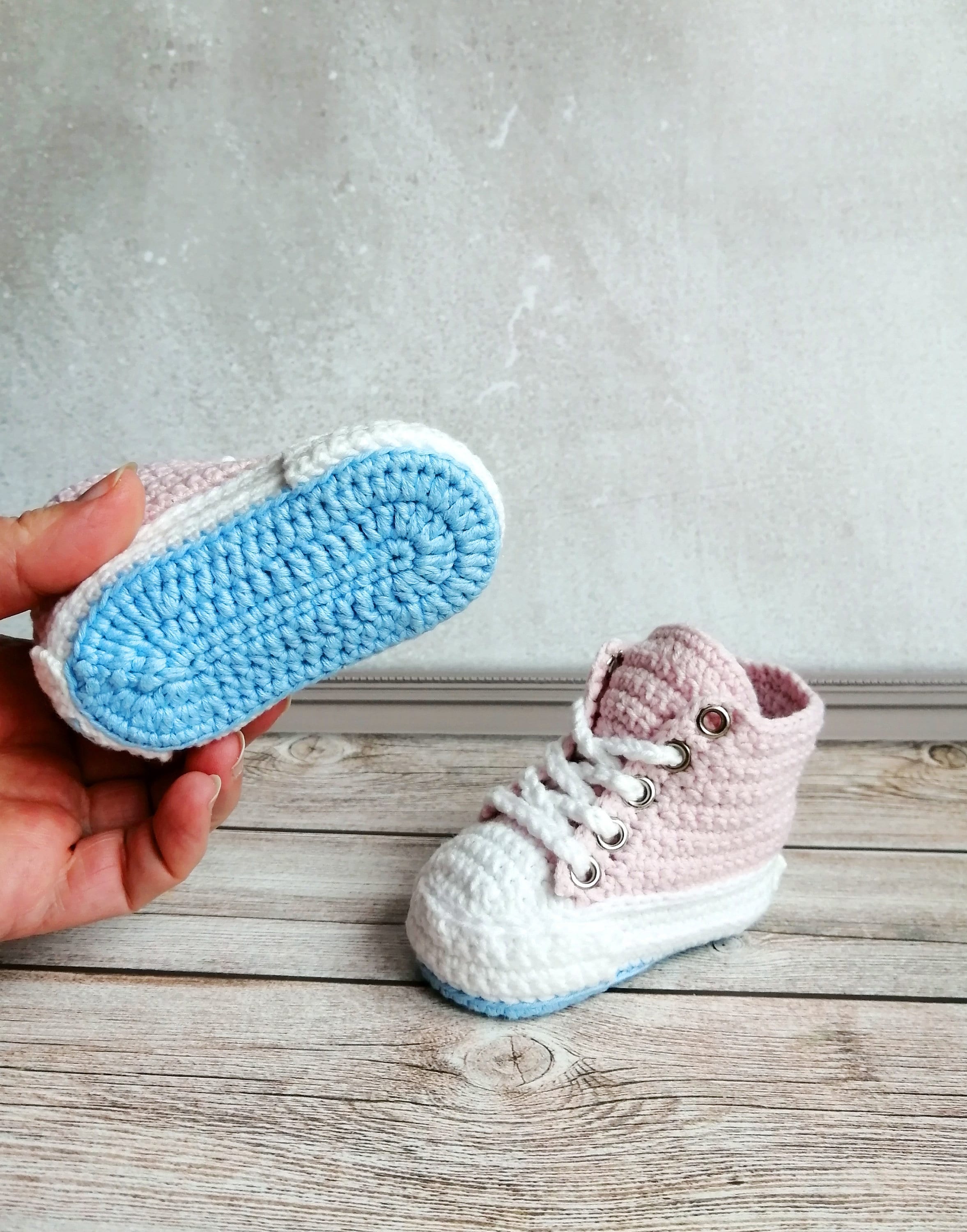 Infant sneakers girl. Baby shoes crochet converse. Cotton
