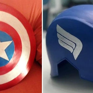 Könnte beinhalten: Ein Captain America Schild und Helm. Das Schild ist rot, weiß und blau mit einem weißen Stern in der Mitte. Der Helm ist blau mit einem weißen Flügeldesign und dem Buchstaben "A".
