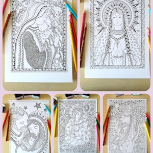 Può includere: Quattro pagine da colorare stampabili che presentano intricati disegni a linea di figure religiose. Le pagine includono immagini della Vergine Maria, della Sacra Famiglia e di un pastore con un agnello.