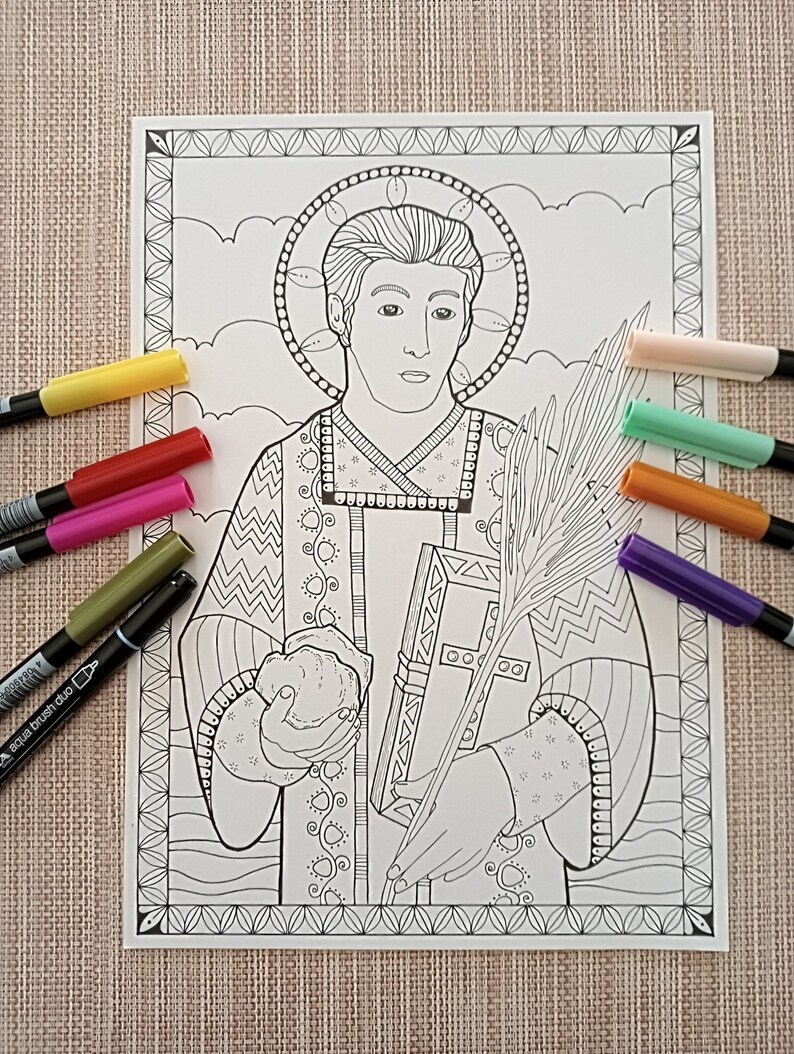 Pu&ograve; includere: Pagina da colorare in bianco e nero di un santo con un'aureola, che tiene in mano un ramo di palma e una pietra. Il santo indossa abiti dettagliati. Diversi pennarelli colorati circondano la pagina, pronti per essere colorati.
