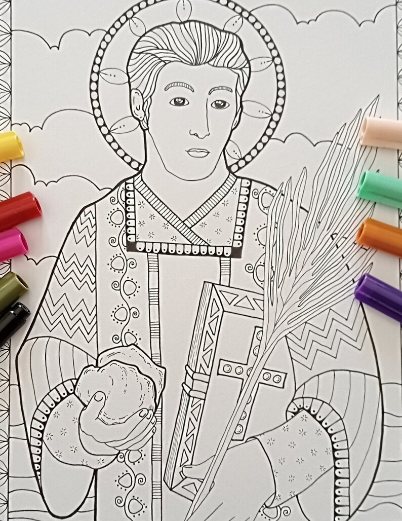 Pu&ograve; includere: Pagina da colorare in bianco e nero di un santo che tiene in mano un libro, un ramo di palma e una pietra. Il santo ha un'aureola e indossa abiti dettagliati. Diversi pennarelli colorati sono visibili intorno alla pagina.