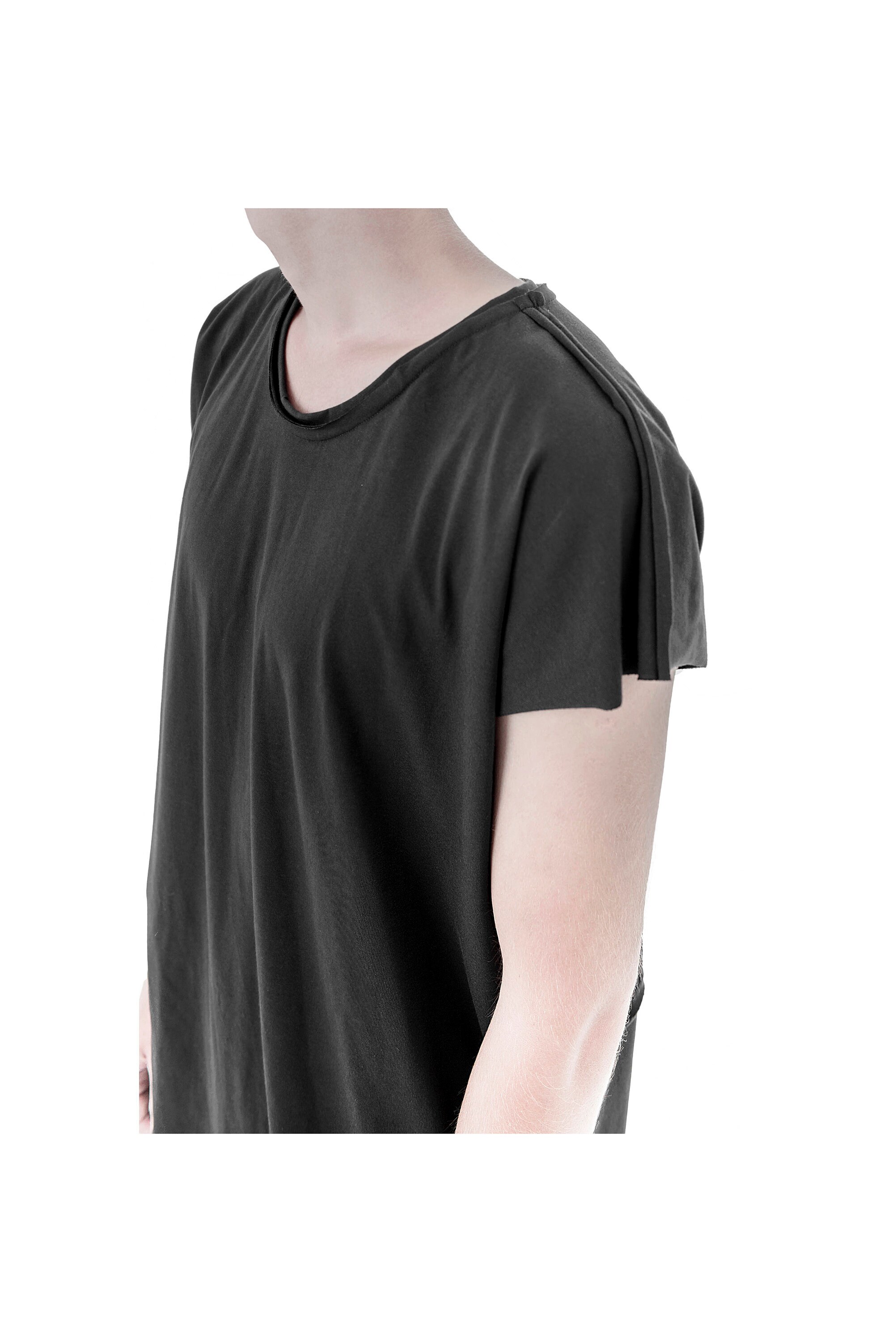 Чёрная строчка на белом. Строчки на футболке. Фитнес костюм с контрастными швами. Толстовка со швами наружу. Футболка швы.