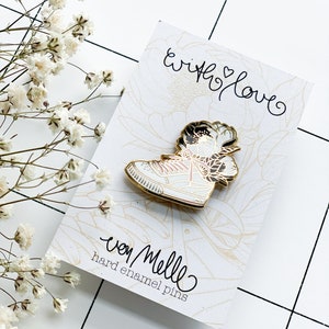 Enamel pin "my white sneaker"