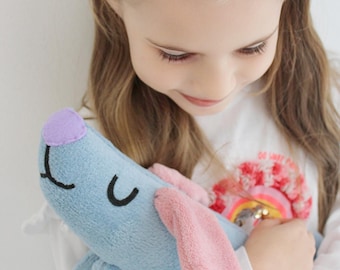 ロングダックスフンドぬいぐるみ – 柔らかいパステルカラーの抱き心地の良い枕、子供部屋の装飾、犬好きの子供へのギフト