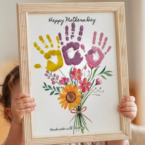 Arte de impressão de mão para o Dia das Mães. Presente de impressão de mão de aniversário para impressão de crianças. Artesanato de impressão de mão de flor personalizada para mãe, avó, Gigi, pai