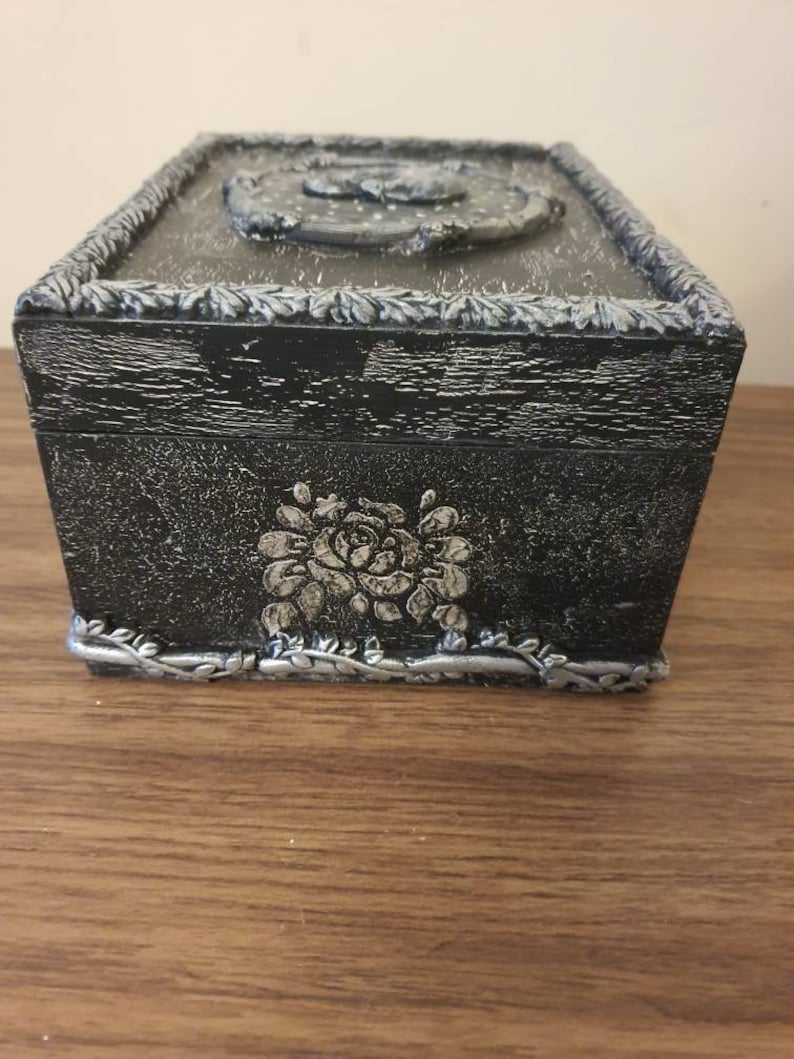 Decorated Gothic Skull /& Rose Jewellery Box