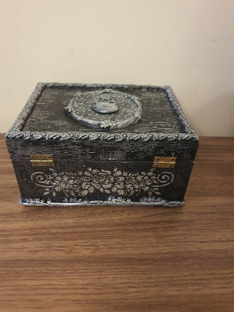 Decorated Gothic Skull /& Rose Jewellery Box