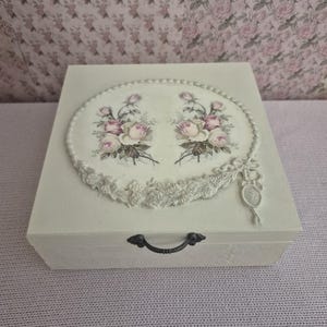 Decorated Vintage/ Shabby Chic Cream Jewellery/ Trinket Box