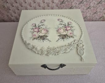 Decorated Vintage/ Shabby Chic Cream Jewellery/ Trinket Box