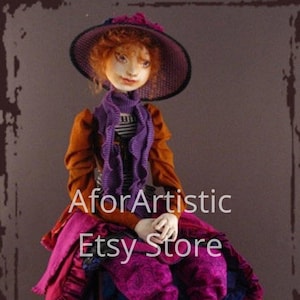Op de afbeelding: Een paarse en bruine pop met rood haar die een paars-wit gestreept shirt, een paarse sjaal, een paars-witte hoed en een paars-roze rok draagt. De pop zit op een rode kruk. AforArtistic Etsy Store staat op de afbeelding.