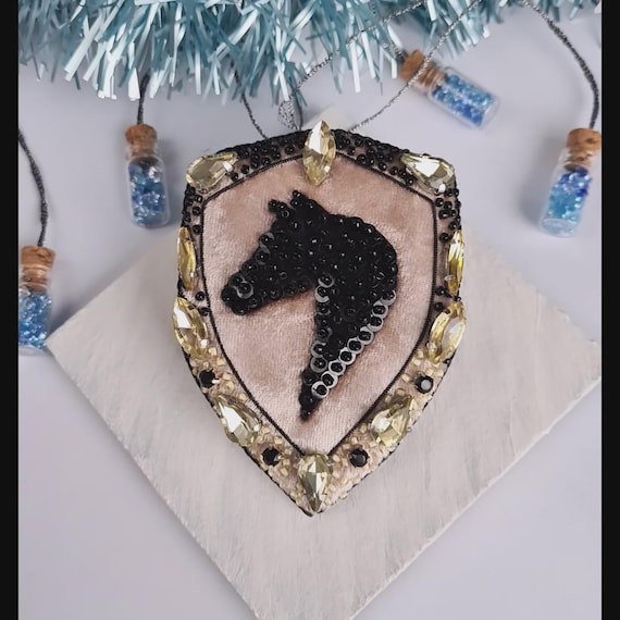 Brosche. Pferd. Schmuck. Exclusive. Handarbeit. Geschenkidee.Samt. Glaskristalle.