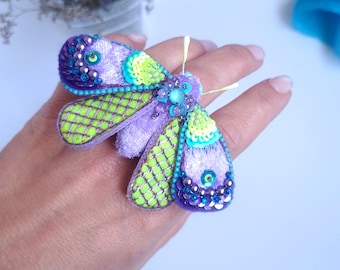 Brosche. Handarbeit.Schmetterling.Motte. Exclusive. Samt. Geschenkidee. Lila. Unikat. Jewelry