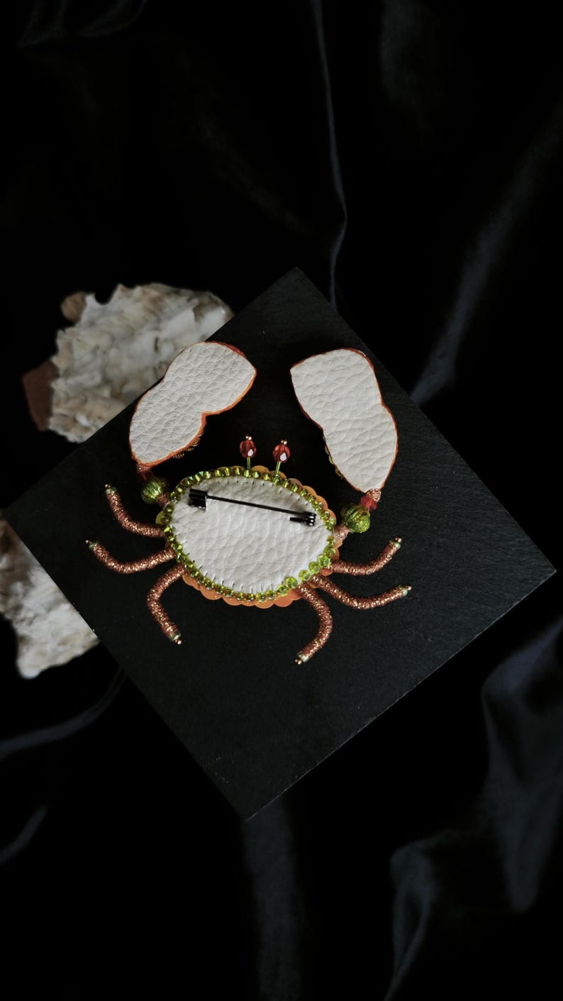 Brosche. Krabbe. Handarbeit. Paillett. Glaskristalle. Unikat. Geschenkidee.Schmuck.Exklusiv. Sommerschmuck.Smycken. Handgefertigterschmuck bild 4