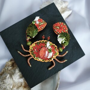 Brosche. Krabbe. Handarbeit. Paillett. Glaskristalle. Unikat. Geschenkidee.Schmuck.Exklusiv. Sommerschmuck.Smycken. Handgefertigterschmuck bild 11