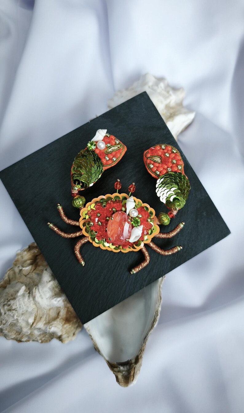 Brosche. Krabbe. Handarbeit. Paillett. Glaskristalle. Unikat. Geschenkidee.Schmuck.Exklusiv. Sommerschmuck.Smycken. Handgefertigterschmuck bild 11