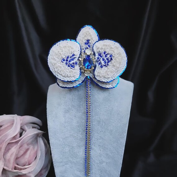 Brosche. Schmuck. Orchidee. Pailletten. Geschenkidee. Handarbeit. Unikat. Jewelry. Federn. Glaskristalle. Exklusive. Blume. Strasskette
