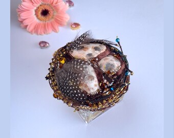 Brosche. Handarbeit. Mantelbrosche Perlhunnest.