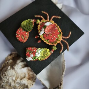 Brosche. Krabbe. Handarbeit. Paillett. Glaskristalle. Unikat. Geschenkidee.Schmuck.Exklusiv. Sommerschmuck.Smycken. Handgefertigterschmuck bild 6