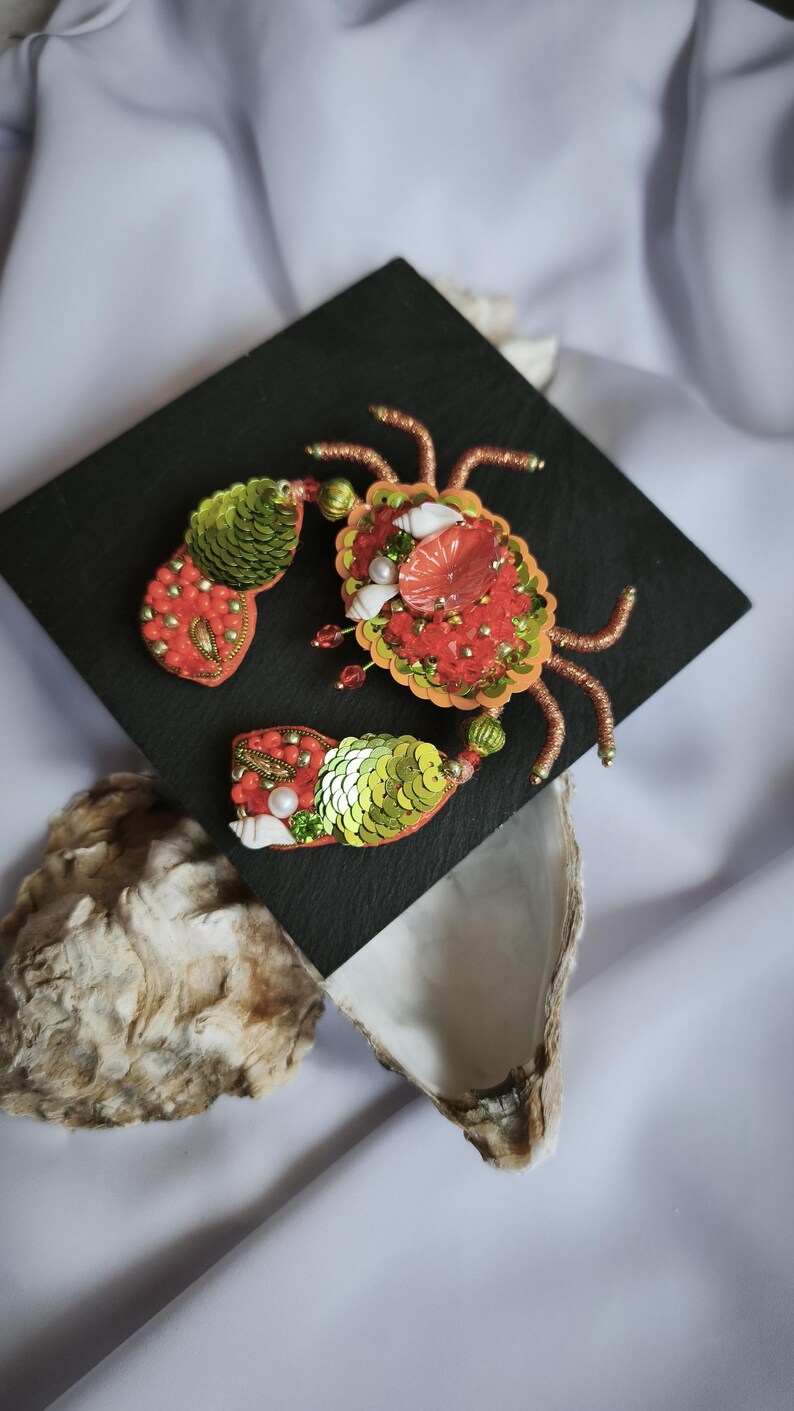 Brosche. Krabbe. Handarbeit. Paillett. Glaskristalle. Unikat. Geschenkidee.Schmuck.Exklusiv. Sommerschmuck.Smycken. Handgefertigterschmuck bild 6