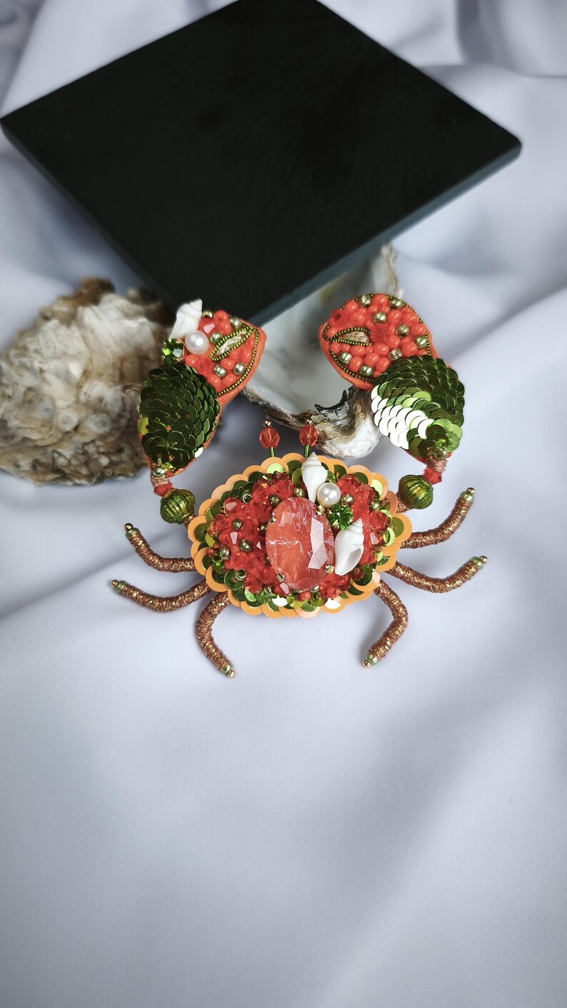 Brosche. Krabbe. Handarbeit. Paillett. Glaskristalle. Unikat. Geschenkidee.Schmuck.Exklusiv. Sommerschmuck.Smycken. Handgefertigterschmuck bild 10