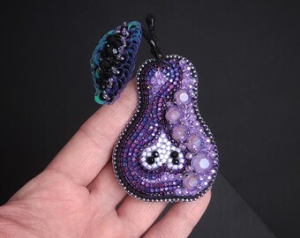 Brosche. Birne. Schmuck. Handarbeit. Pailletten. Strasskette. Jewelry. Lila. Unikat. Exclusive. Glassteine