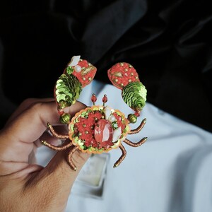 Brosche. Krabbe. Handarbeit. Paillett. Glaskristalle. Unikat. Geschenkidee.Schmuck.Exklusiv. Sommerschmuck.Smycken. Handgefertigterschmuck bild 3