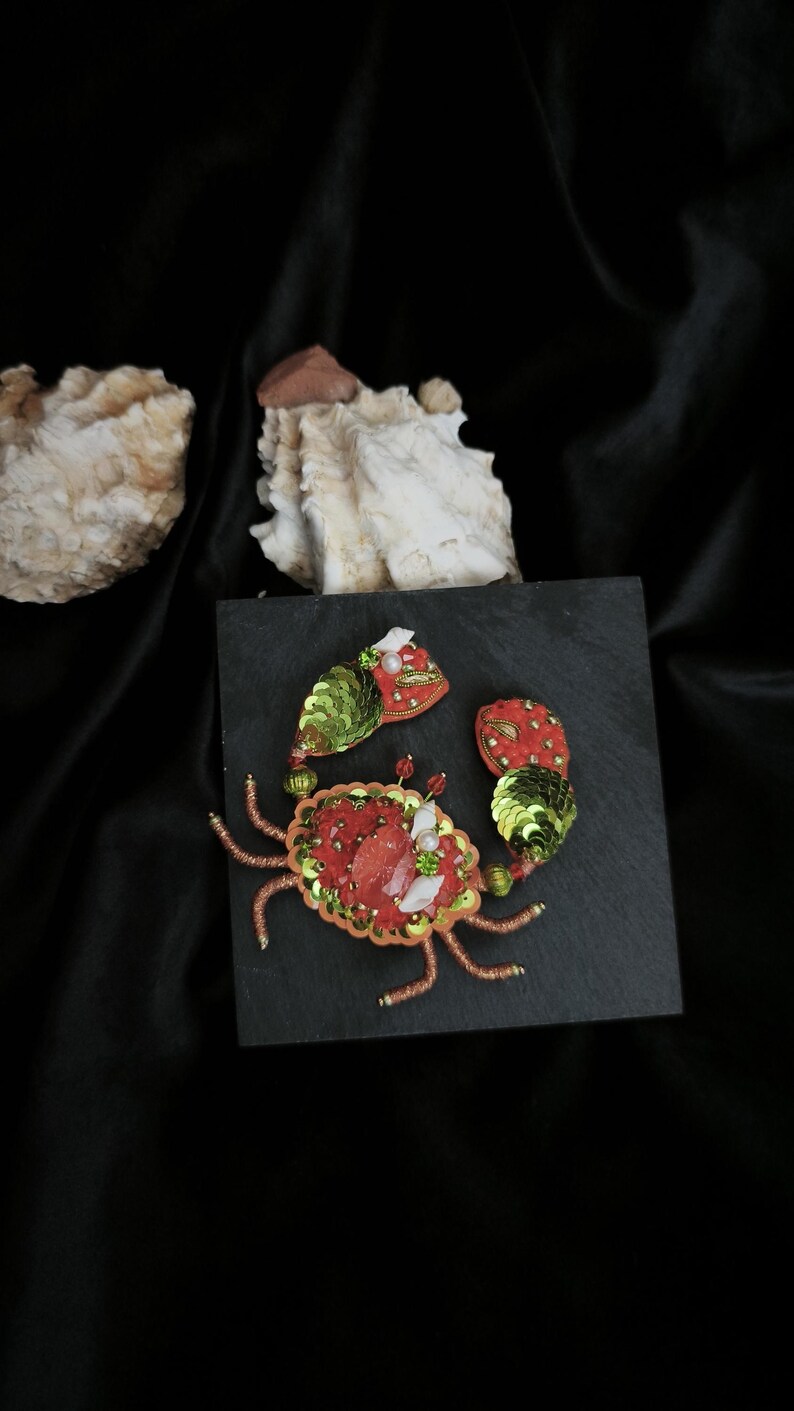 Brosche. Krabbe. Handarbeit. Paillett. Glaskristalle. Unikat. Geschenkidee.Schmuck.Exklusiv. Sommerschmuck.Smycken. Handgefertigterschmuck bild 12