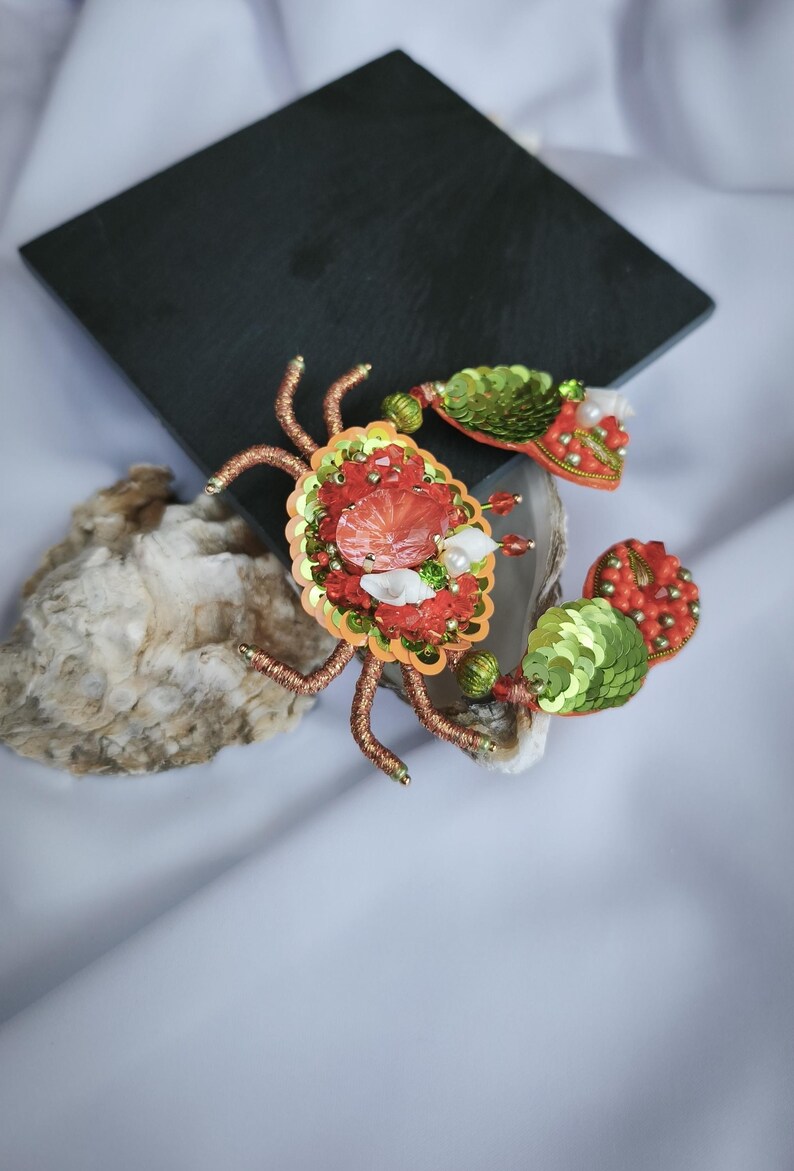 Brosche. Krabbe. Handarbeit. Paillett. Glaskristalle. Unikat. Geschenkidee.Schmuck.Exklusiv. Sommerschmuck.Smycken. Handgefertigterschmuck bild 7