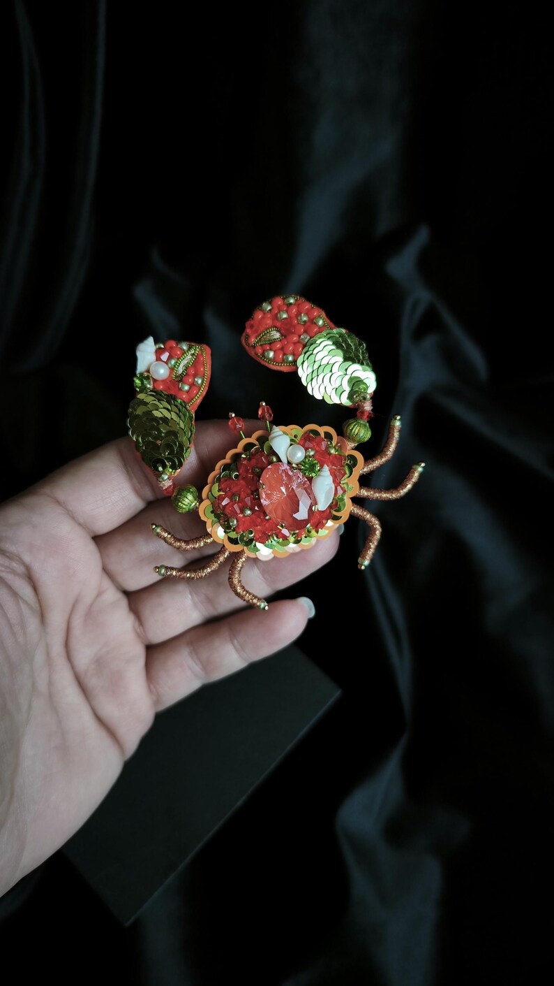 Brosche. Krabbe. Handarbeit. Paillett. Glaskristalle. Unikat. Geschenkidee.Schmuck.Exklusiv. Sommerschmuck.Smycken. Handgefertigterschmuck bild 8