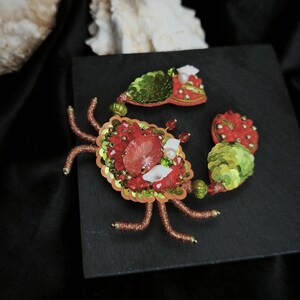 Brosche. Krabbe. Handarbeit. Paillett. Glaskristalle. Unikat. Geschenkidee.Schmuck.Exklusiv. Sommerschmuck.Smycken. Handgefertigterschmuck bild 5