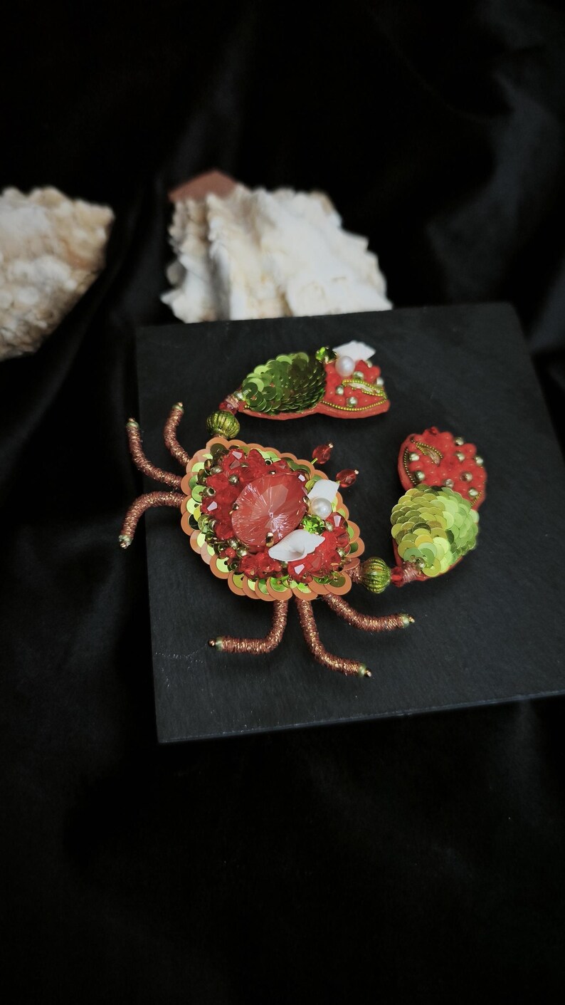 Brosche. Krabbe. Handarbeit. Paillett. Glaskristalle. Unikat. Geschenkidee.Schmuck.Exklusiv. Sommerschmuck.Smycken. Handgefertigterschmuck bild 5