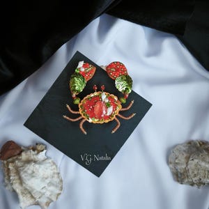 Brosche. Krabbe. Handarbeit. Paillett. Glaskristalle. Unikat. Geschenkidee.Schmuck.Exklusiv. Sommerschmuck.Smycken. Handgefertigterschmuck bild 1