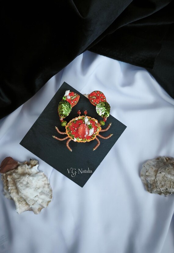 Brosche. Krabbe. Handarbeit. Paillette. Glaskristalle. Unikat. Geschenkidee.Schmuck.Exklusive. Sommerschmuck.Jewelry. Handgefertigterschmuck