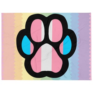 Könnte beinhalten: Ein regenbogenfarbener Hintergrund mit einem schwarzen Pfotenabdruck in der Mitte. Der Pfotenabdruck ist mit den Farben der Transgender-Pride-Flagge gefüllt: hellblau, rosa und weiß.